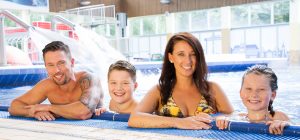 Schwimmbad Familie