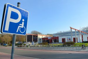 Behindertenparkplätze vor der Friesentherme Emden