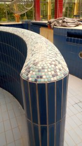 Mosaiksteinchen bilden den Abschluss obenauf