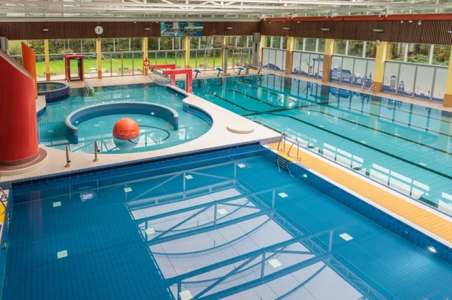 Blick von Oben über drei Becken im Schwimmbad