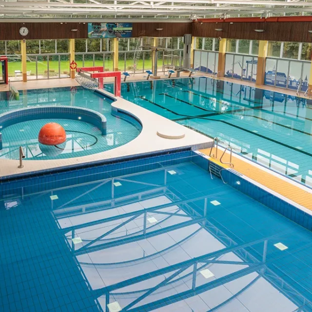 Blick von Oben über drei Becken im Schwimmbad