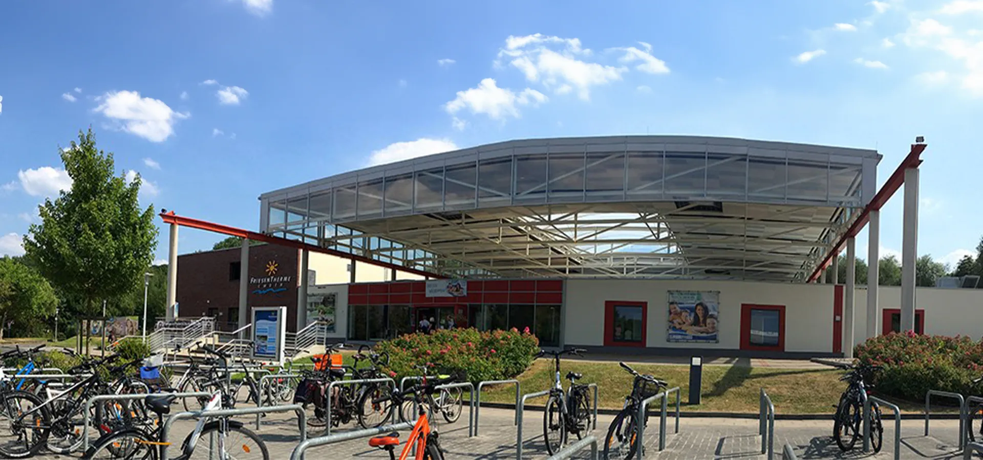 Vorderansicht vom Gebäude der Friesentherme