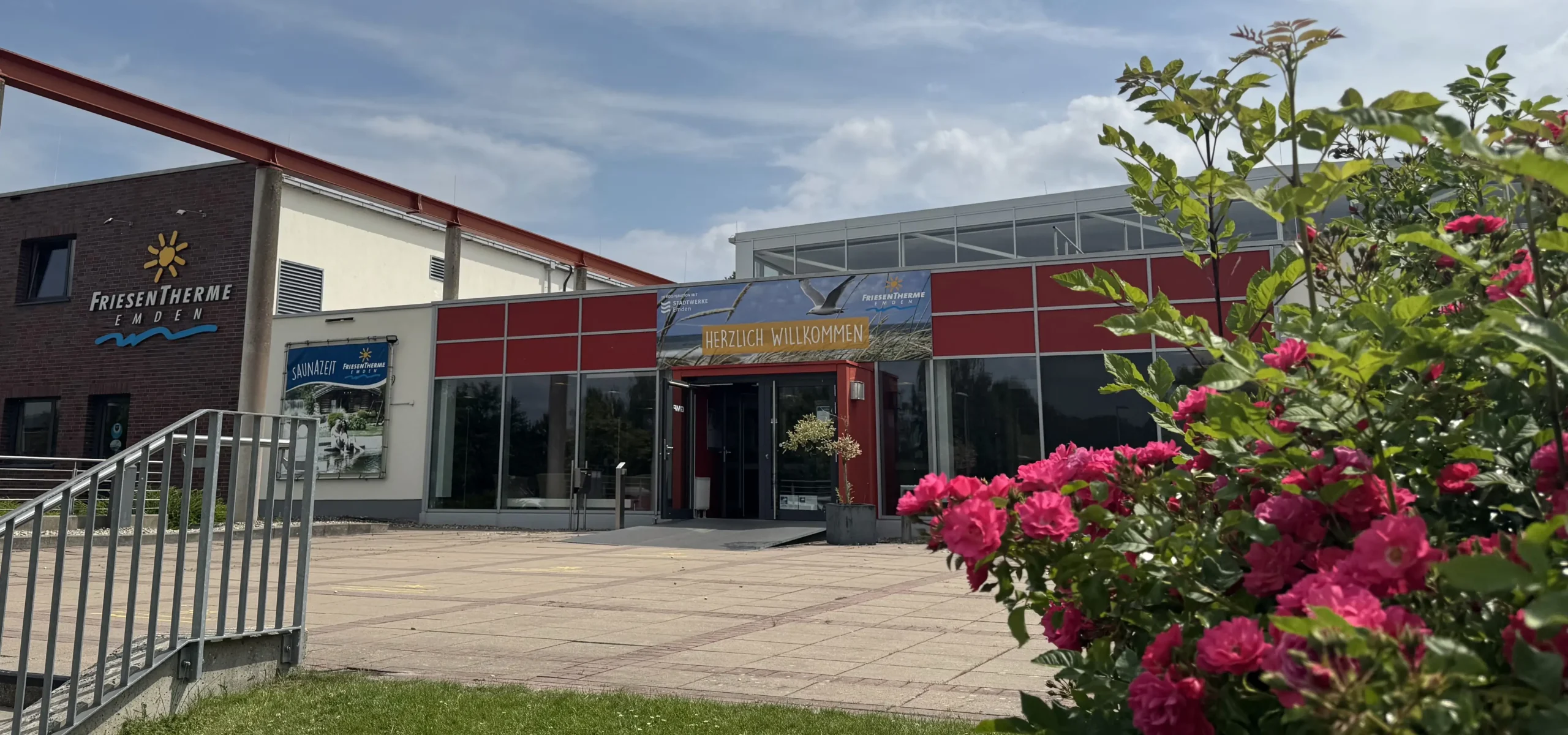 Vorderansicht vom Gebäude der Friesentherme