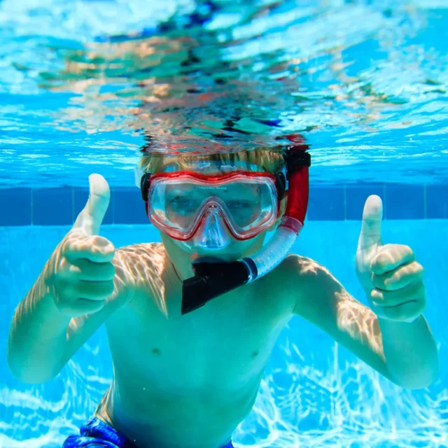 Junge mit Taucherbrille und Schnorchel unter Wasser