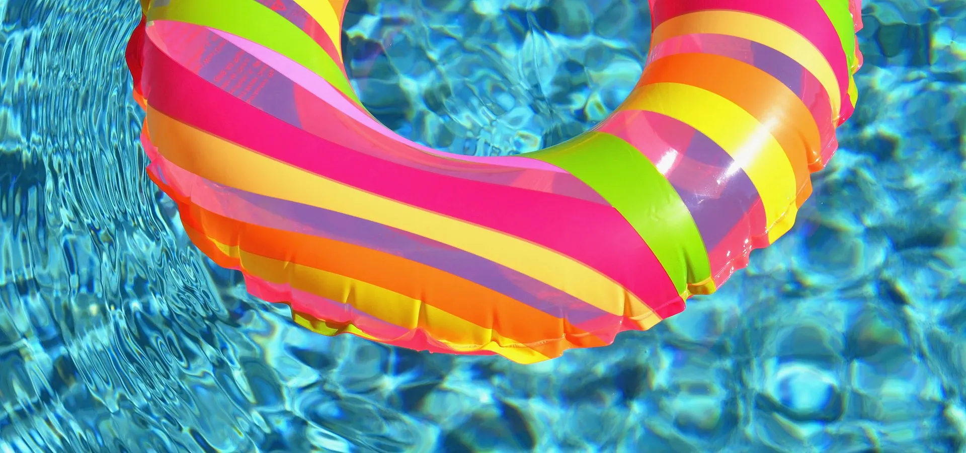 bunter Schwimmreifen schwimmt auf dem Wasser