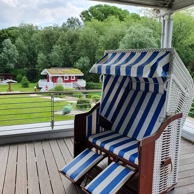 Strandkorb mit Saunagarten im Hintergrund