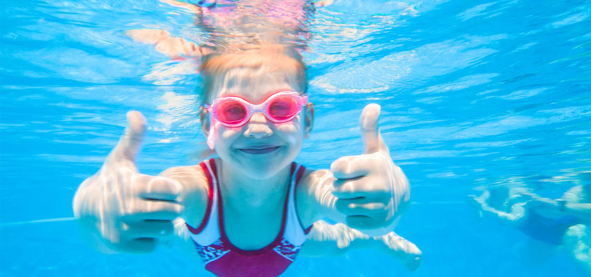 Kind taucht im Wasser