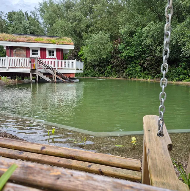 Blick auf den Naturbadeteich und unsere Teichsauna