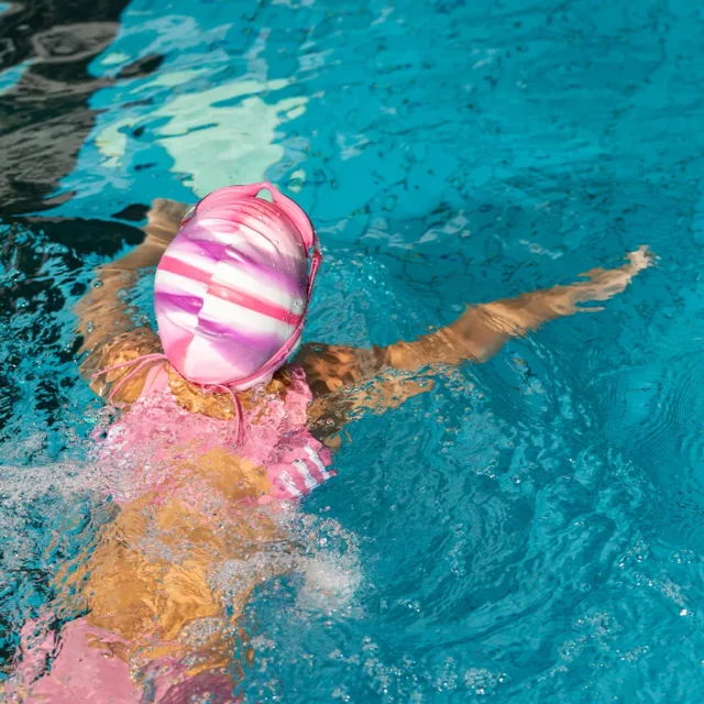 Ein Kind schwimmt