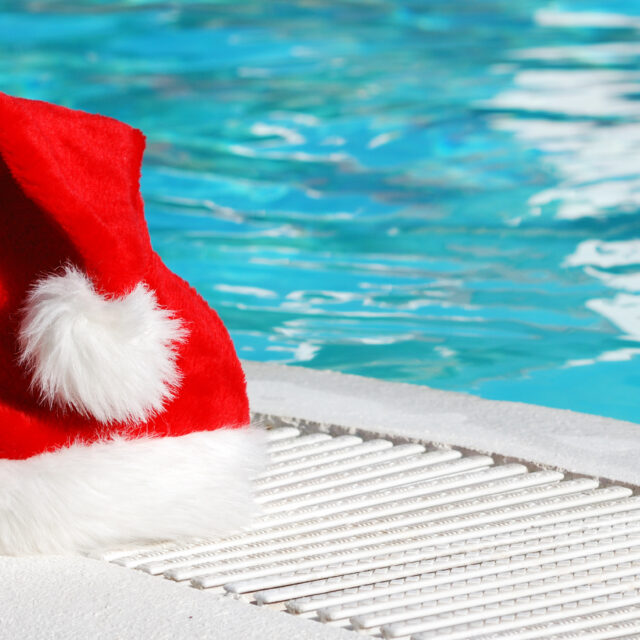 Weihnachtsmann Mütze am Beckenrand von einem Pool