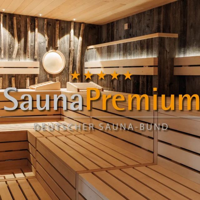 Blick in die Sauna Friesos Ufer mit dem SaunaPremium-logo im Vordergrund