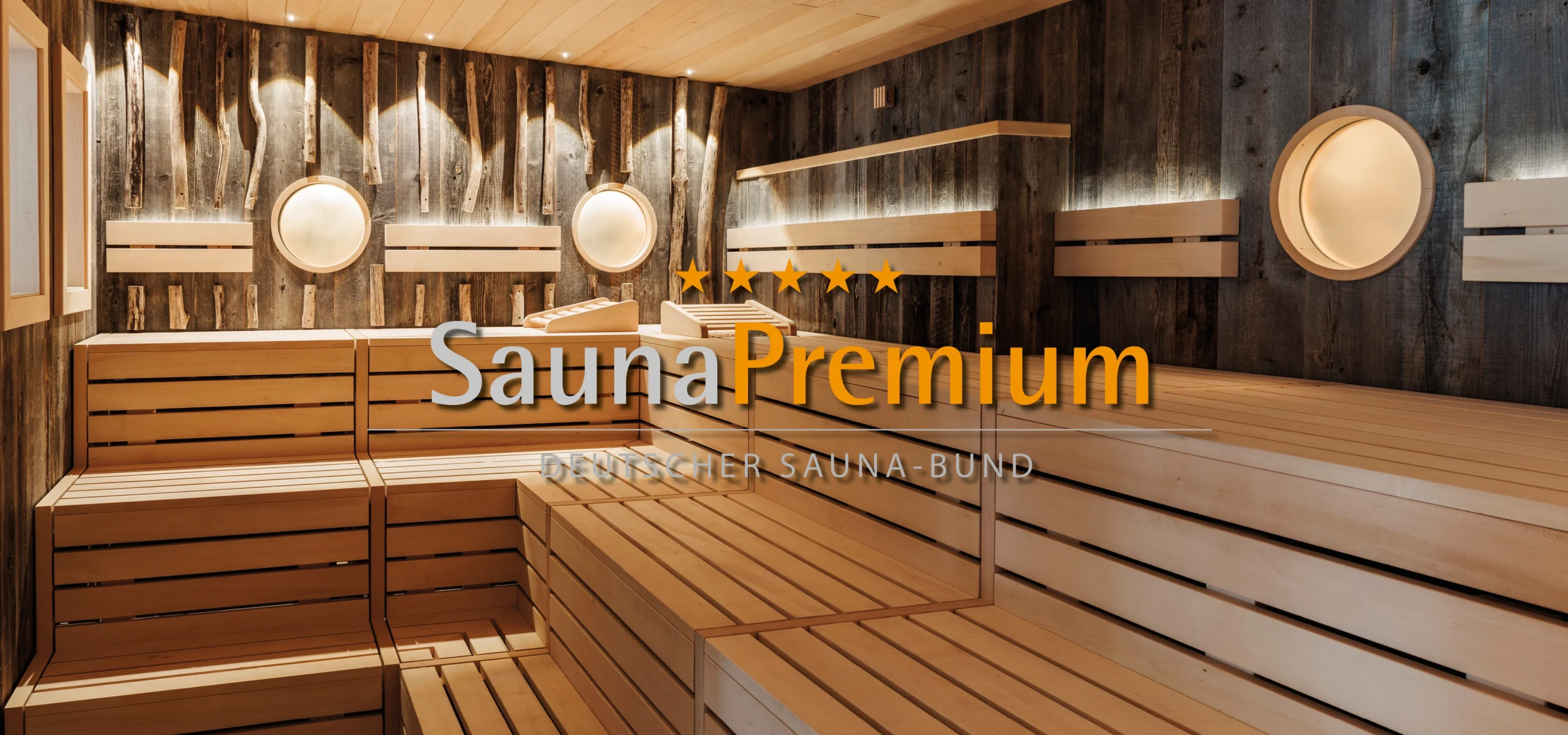 Blick in die Sauna Friesos Ufer mit dem SaunaPremium-logo im Vordergrund