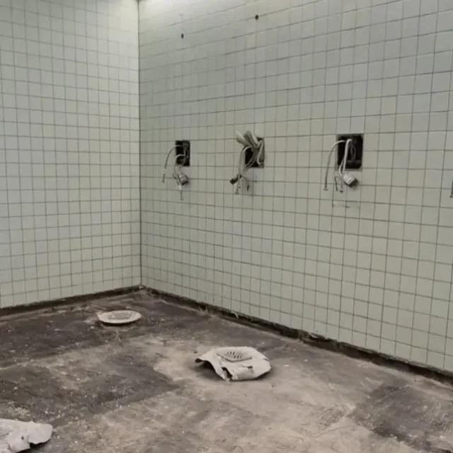 Blick in die Sammeldusche, der Boden und die Duschpanele wurden entfernt.