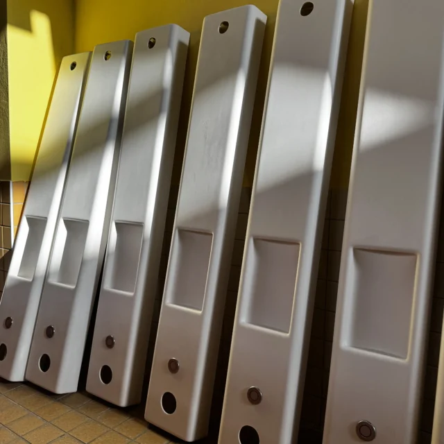 Duschpaneele stehen aufgereiht an der Wand.