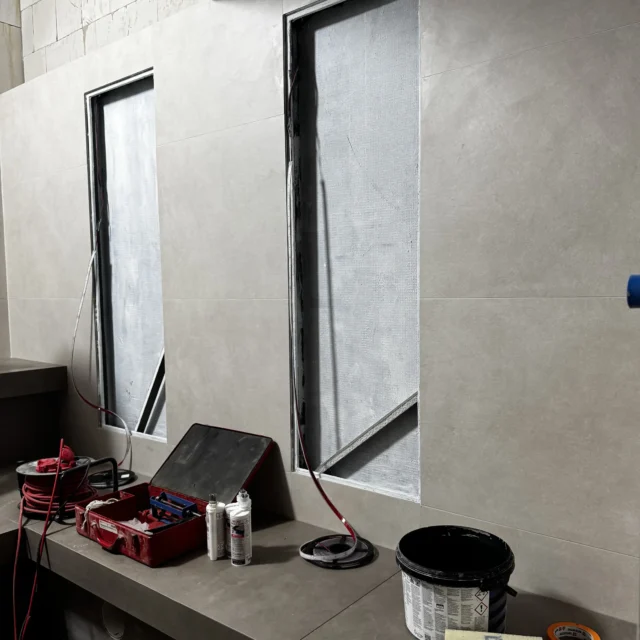 Die Wand und Sitzbank werden gefliest.