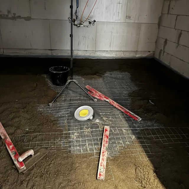 Arbeiten am Fußboden im Dampfbad.