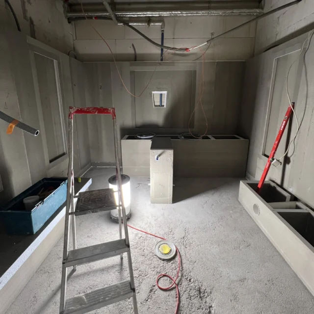 Rückwand und Sitzbank werden aufgebaut.