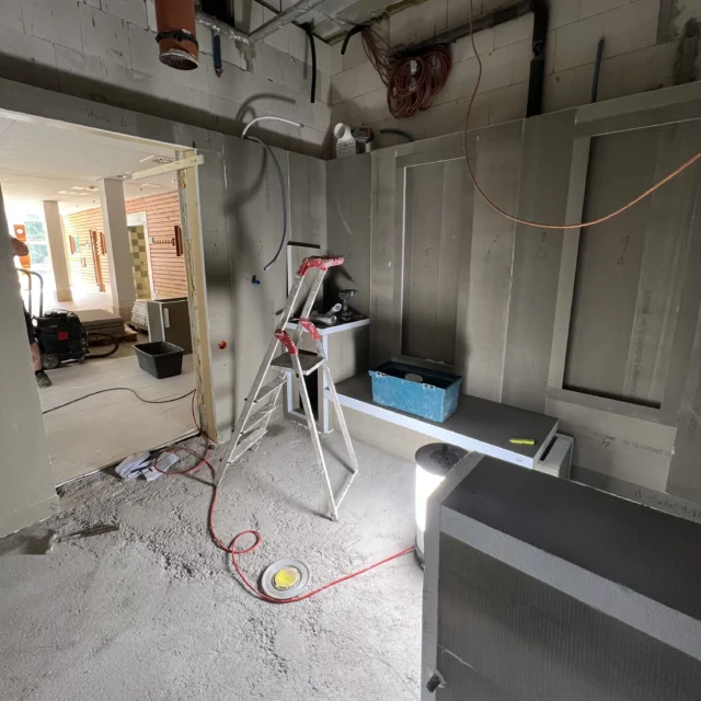 Rückwand und Sitzbank werden aufgebaut.