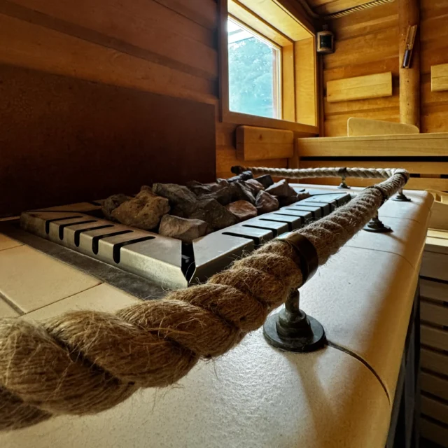Saunaofen in der Kajütsauna mit neuem Seil.