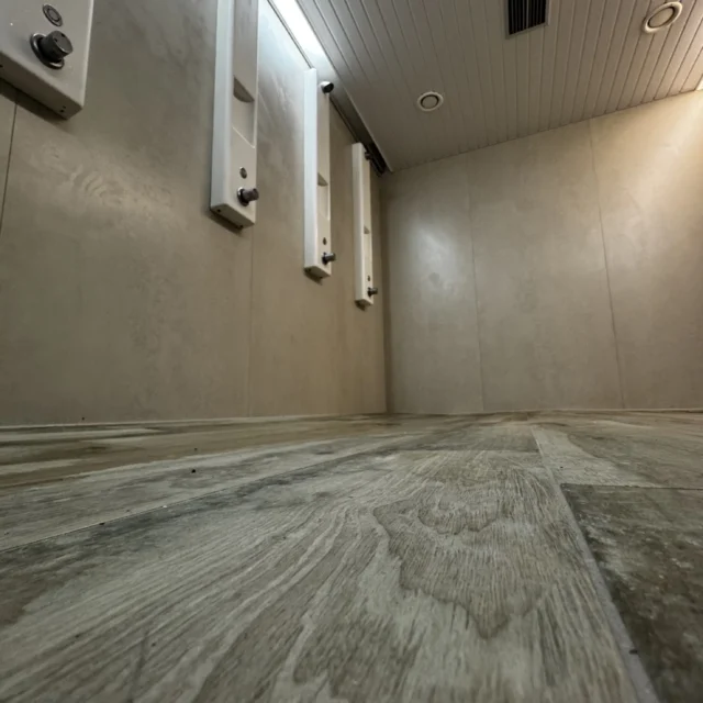 Blick in den Duschraum mit Fokos auf den Boden.