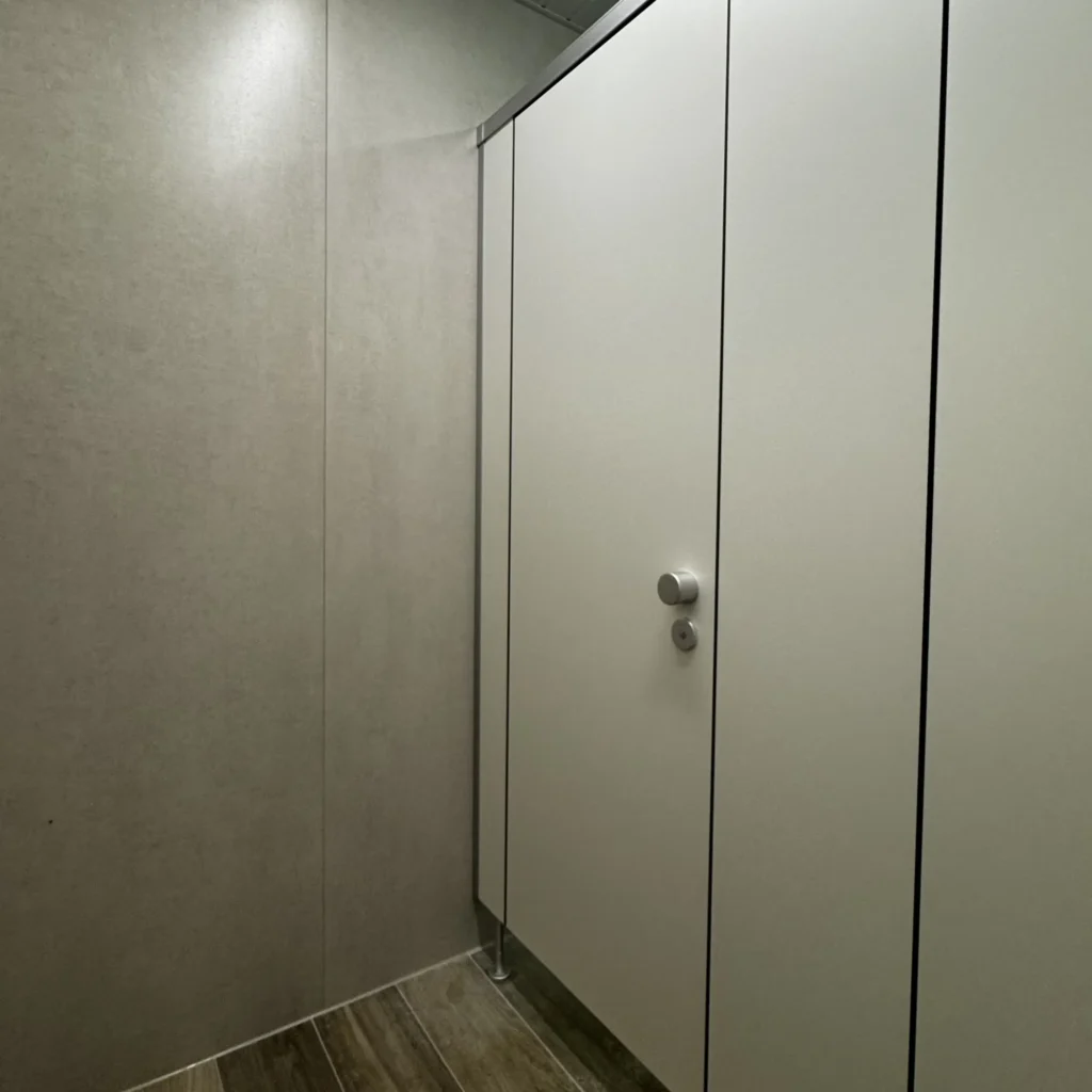 Neue Trennwände im WC-Bereich