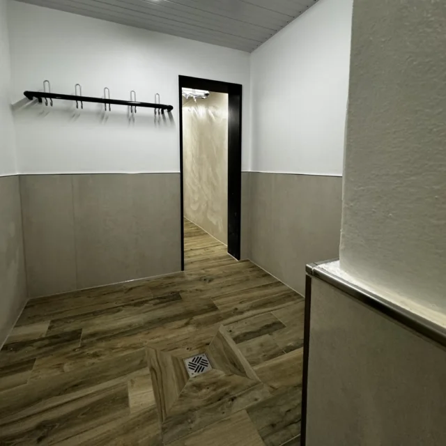 Vorraum der Duschen und Toiletten