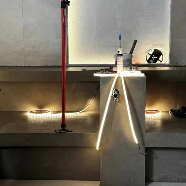 Im Dampfbad liegen LED-Lichtschläuche.