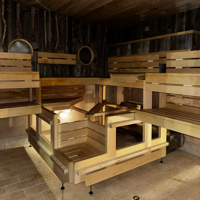 Einige Bänke in der Sauna "Frisos Ufer" sind hochgeklappt.