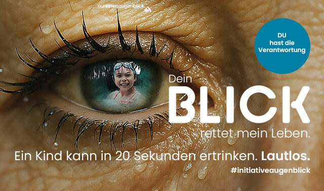 In dem Augapfel ist ein lachendes Kind mit Taucherbrille im Wasser zu sehen. In weißer Schrift steht der Slogan der Kampagne auf dem Bild.