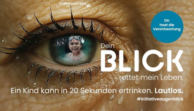 In dem Augapfel ist ein lachendes Kind mit Taucherbrille im Wasser zu sehen. In weißer Schrift steht der Slogan der Kampagne auf dem Bild.