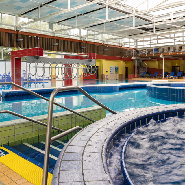 Blick auf Whirlpool und Erlebnisbecken im Schwimmbad